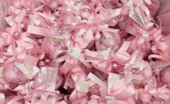 Segnaposto rosa con palline, realizzati nel periodo natalizio.