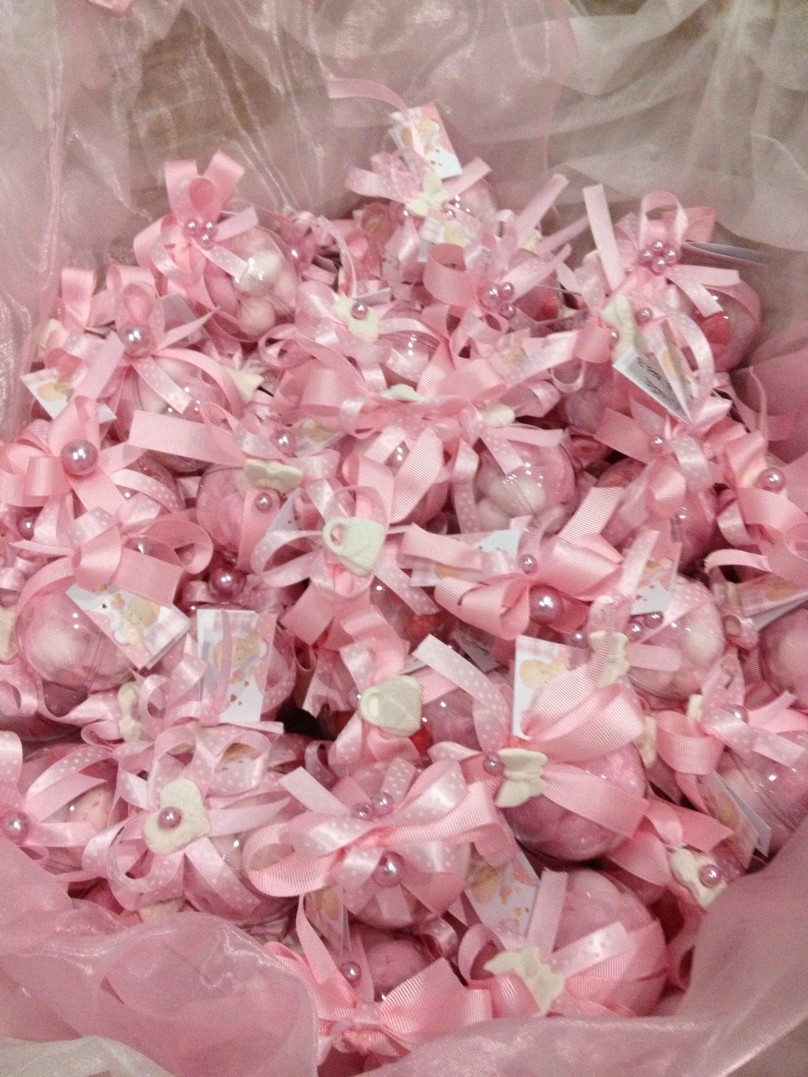 Segnaposto rosa con palline, realizzati nel periodo natalizio.