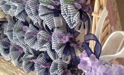 Segnaposto a righine blu con rametto di lavanda. Stupendo!!!