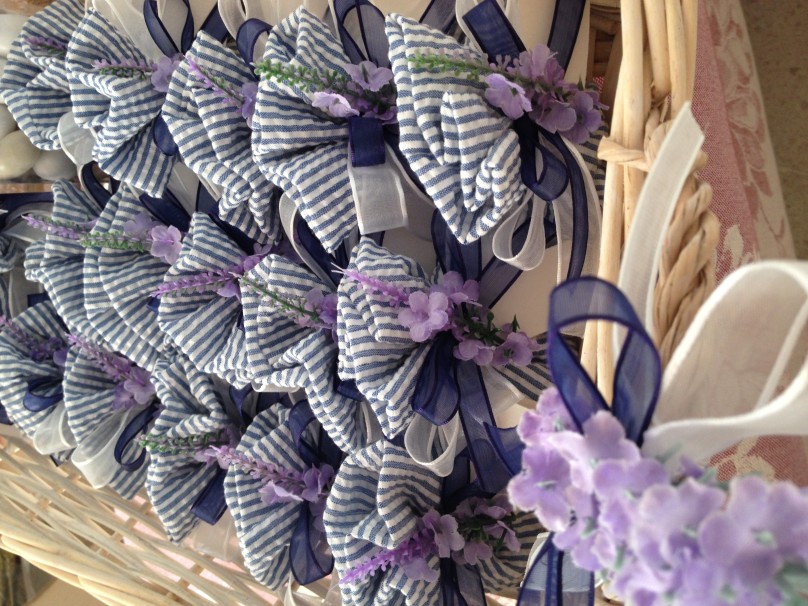 Segnaposto a righine blu con rametto di lavanda. Stupendo!!!