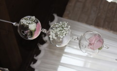 Luminose sfere in vetro pendenti, decorate a tema! Meravigliose.