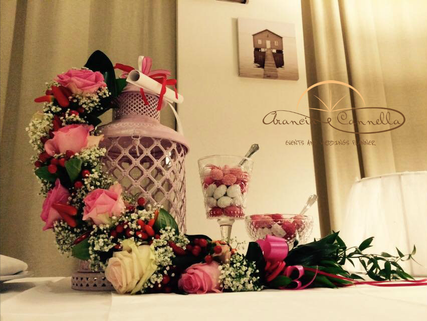 Un Centrotavola Ricco Di Particolari Per Una Laurea Speciale Aranciaecannella Wedding Planner And Events