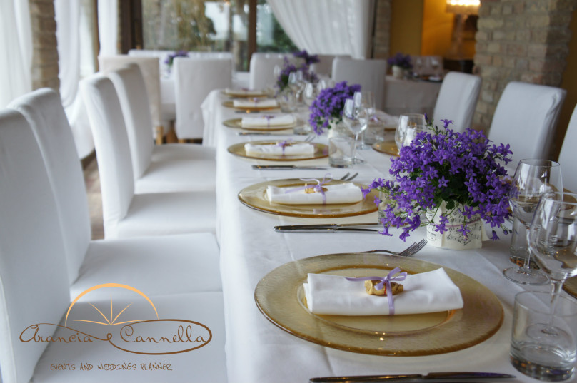Oro e viola per decorare la tavola.