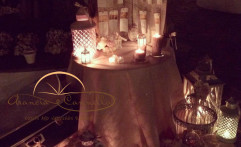 Un’incantevole tableau mariage illuminato dalle candele.
