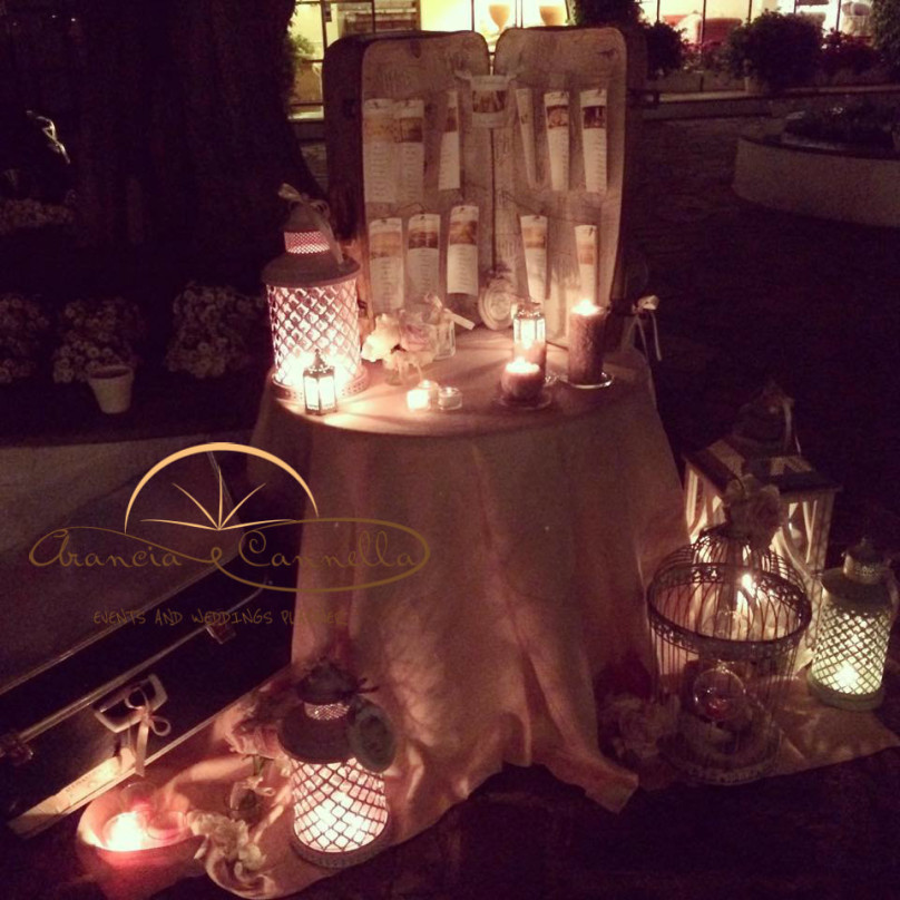 Un’incantevole tableau mariage illuminato dalle candele.
