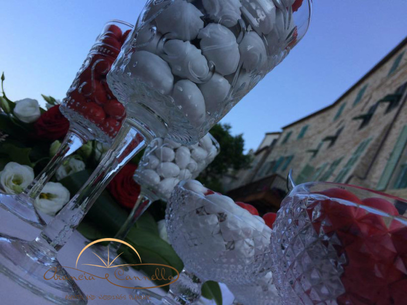 Confettata in bianco e rosso.