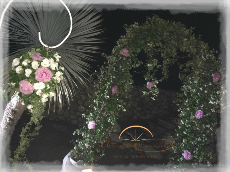 Fiori sui torni del bianco e del rosa.
