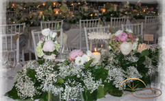 Deliziosi centrotavola con fiori e candele.