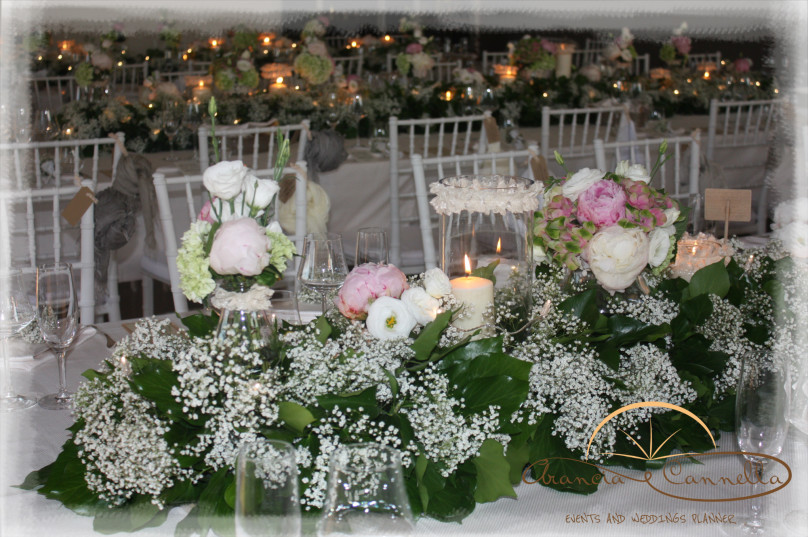 Deliziosi centrotavola con fiori e candele.