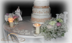 Dettagli romantici sul tavolo della torta.