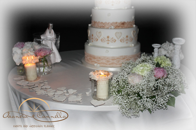 Dettagli romantici sul tavolo della torta.