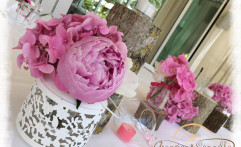 Tronchi, lanterne e peonie per il centrotavola.