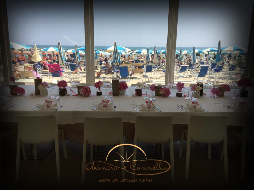 Un battesimo in riva al mare.