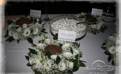 Noci di cocco e corone di fiori.