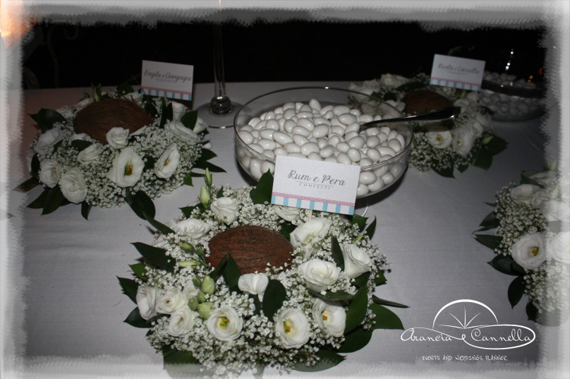 Noci di cocco e corone di fiori.